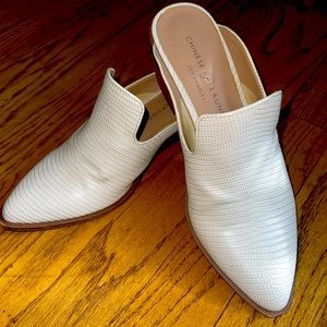 6.5 Crocodile cream/white loafers.